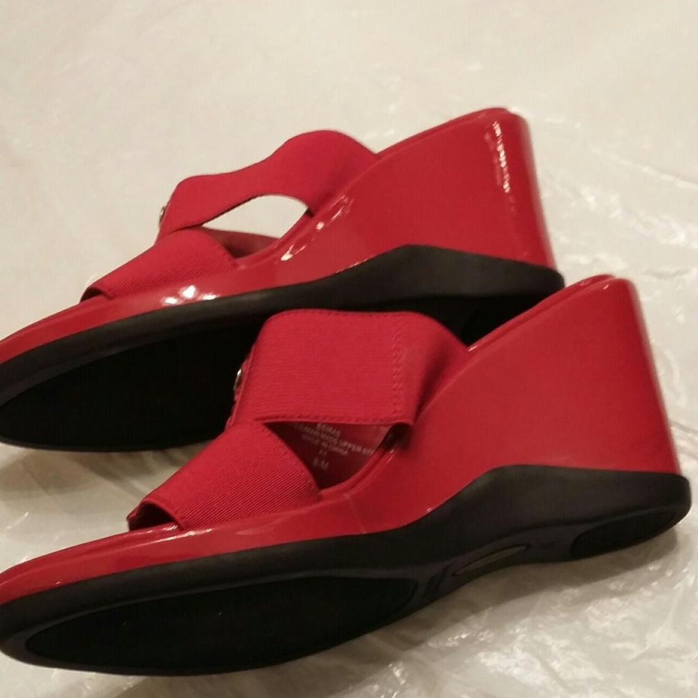 Easy Spirit Red Sandals - Picture 8 of 9